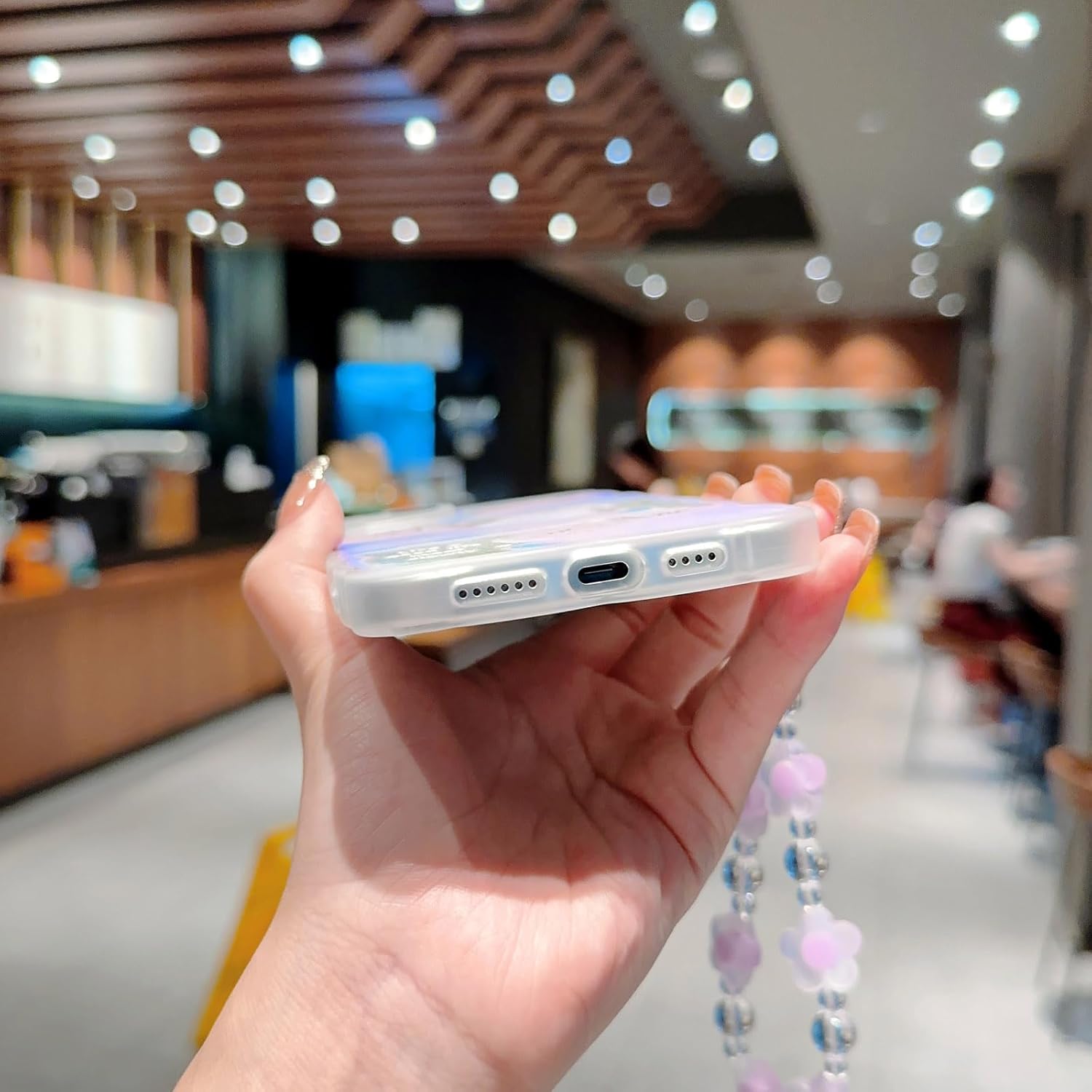 Funda compatible con iPhone 15, diseño de conejito de oso con diseño de cadena para mujeres y niñas, funda delgada y suave de TPU transparente para