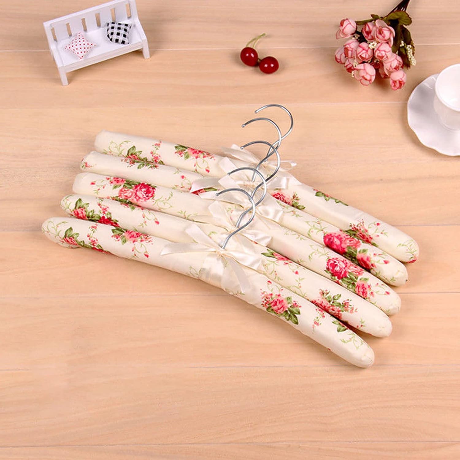 Paquete de 5 perchas acolchadas de satén para ropa de mujer, perchas antideslizantes de tela de esponja para ropa, percheros para suéter, abrigo,