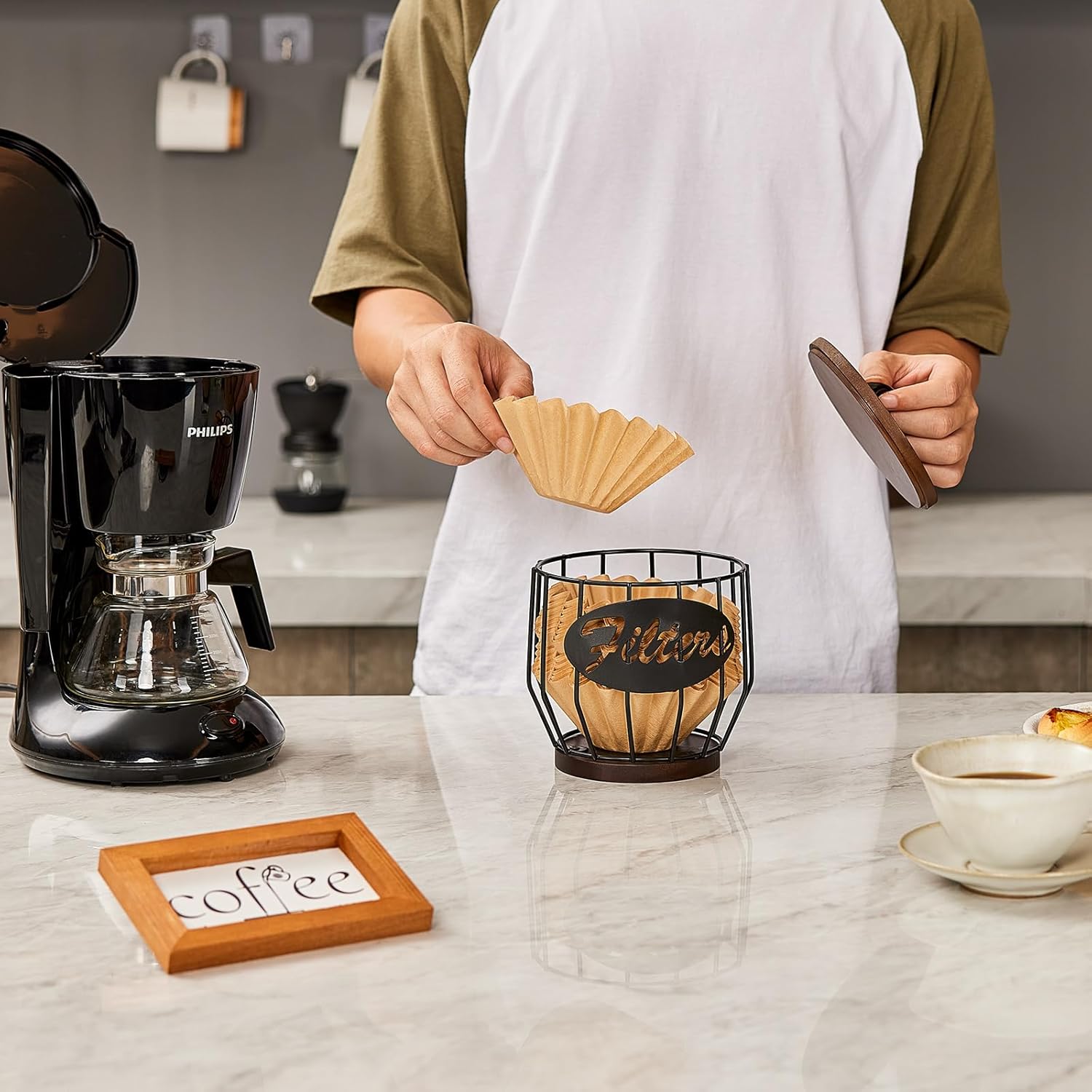 Yangbaga Soporte para filtro de café con tapa de madera, cesta de almacenamiento de filtro de café de madera y metal para filtros de café de 2 a 4