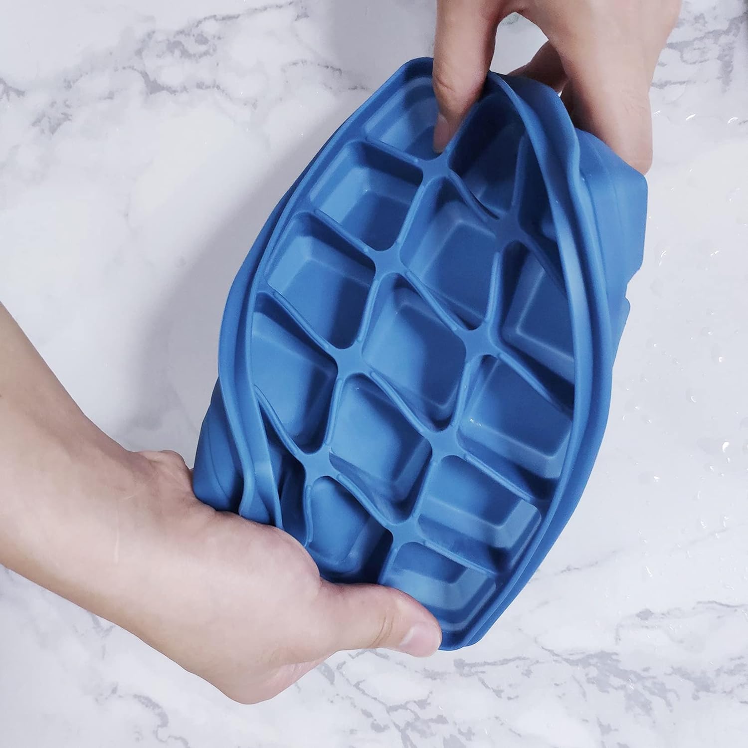 FUN LAVIE Bandejas para cubitos de hielo con tapas, juego de 2 moldes de silicona azul, duraderos, fáciles de liberar y sin BPA
