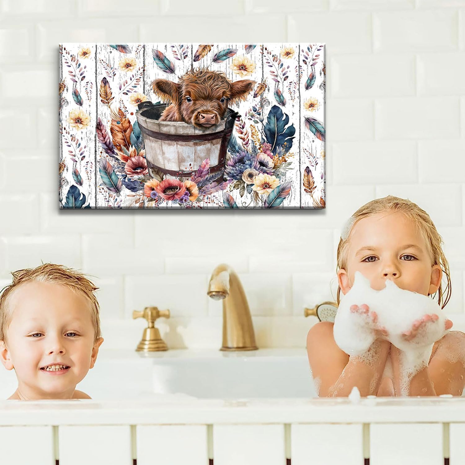 Bonito lienzo de vaca de las tierras altas en lienzo, arte de pared rústico para baño, decoración de pared de baño con plumas coloridas, póster