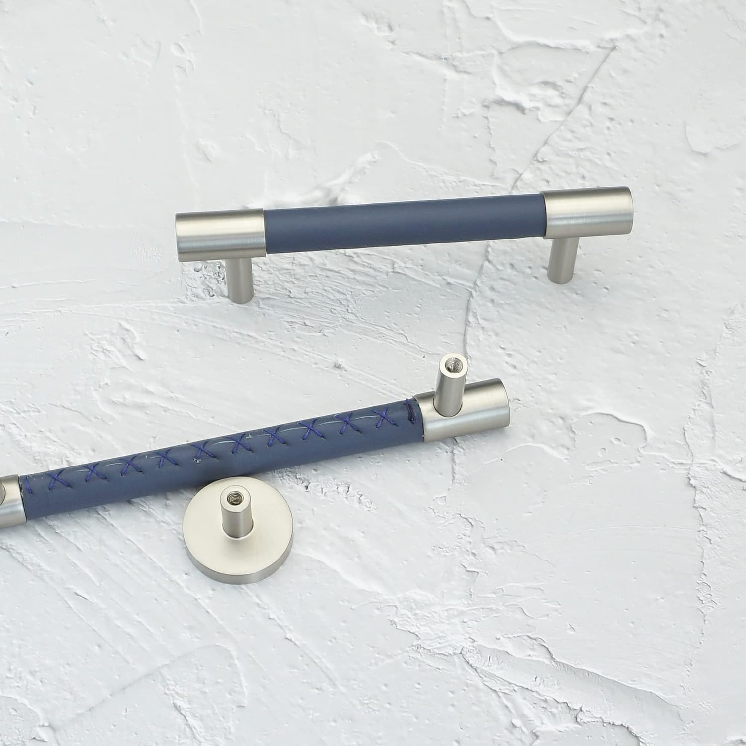LBFEEL Tirador de cuero azul para armario, pomos de acero cepillado, accesorios modernos para muebles (perilla redonda)