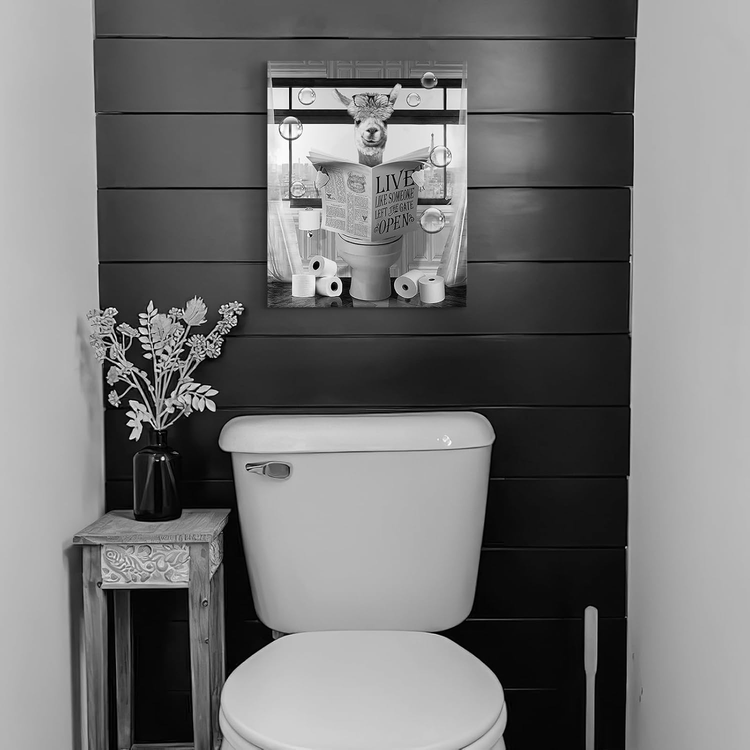 Luslya Divertido arte de pared de alpaca para baño, linda alpaca sentada en el inodoro, lectura de periódicos, póster enmarcado en blanco y negro