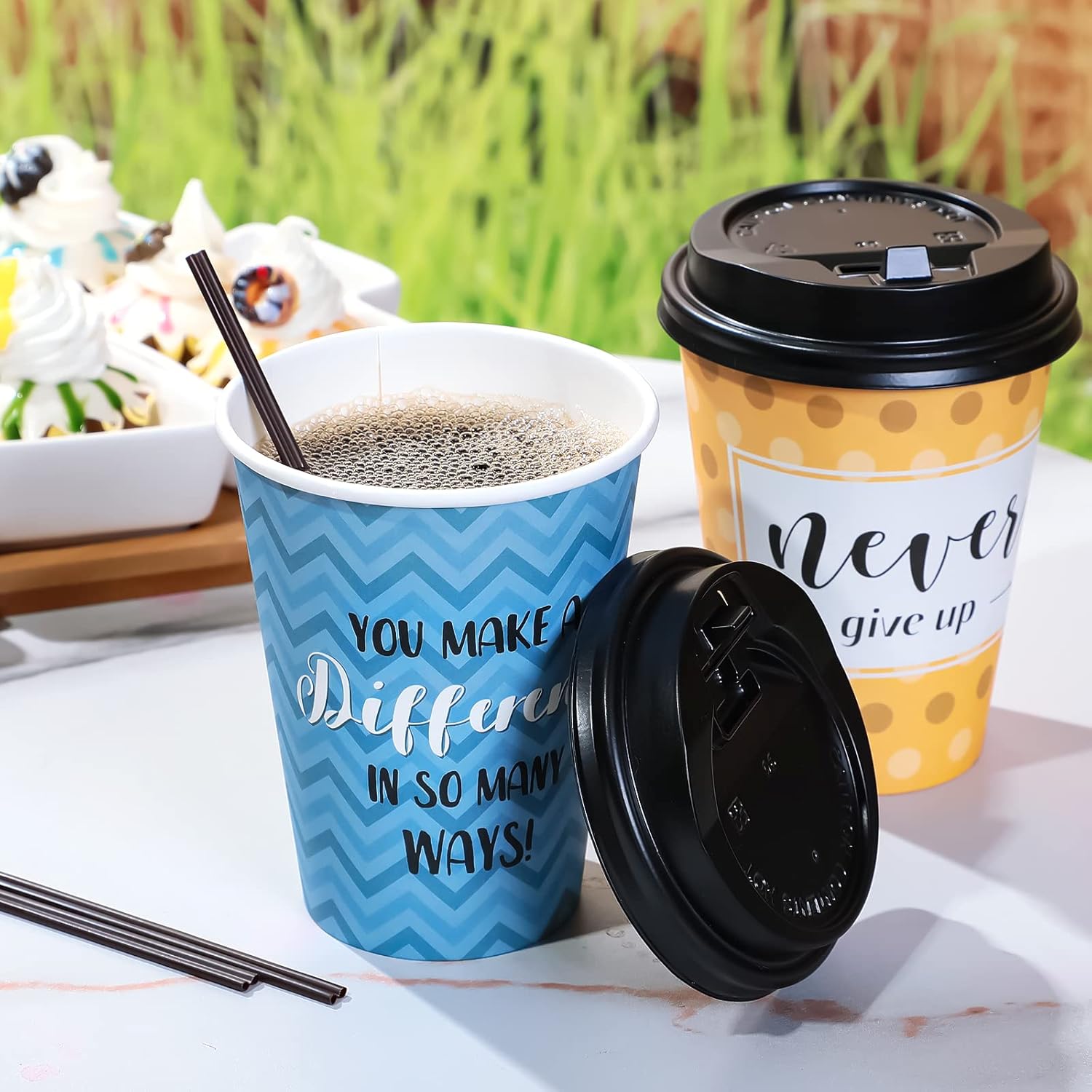 Gerrii Paquete de 100 tazas de café desechables con tapas y pajitas, tazas de papel motivacionales con 6 citas y diseños, tazas calientes