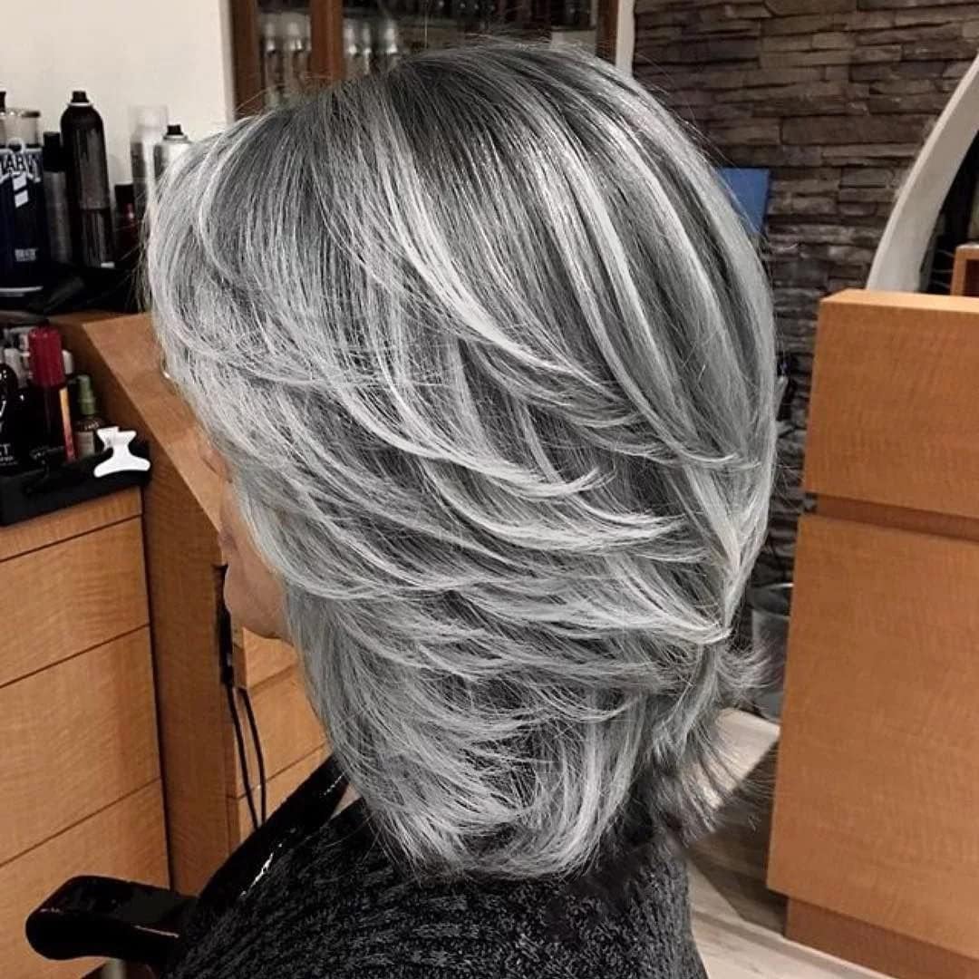 Aisaide Peluca corta gris plateado degradado con reflejos en capas con flequillo de cortina, pelucas grises para mujer, peluca gris sintético