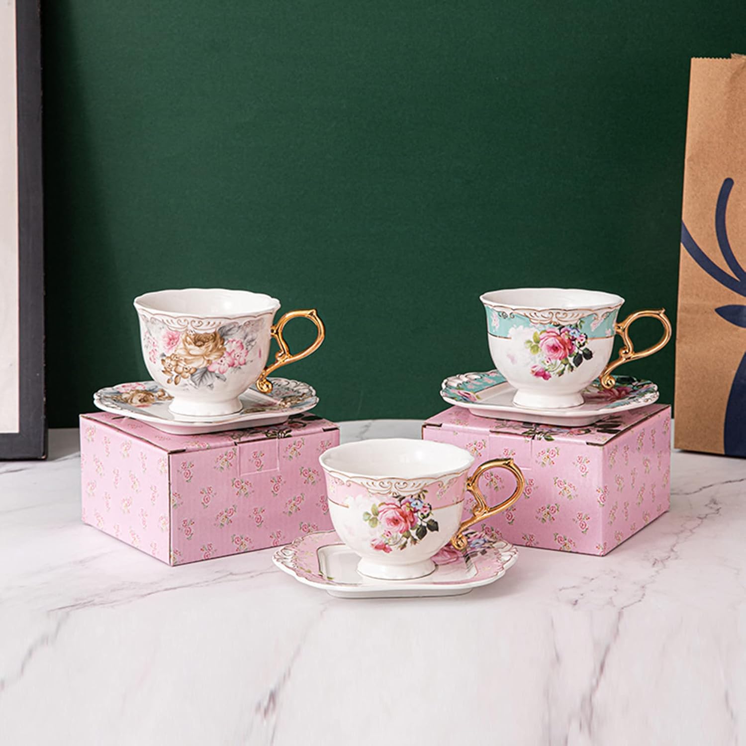 fanquare Juego de taza de té y platillo gris de 7 onzas, taza de café de porcelana floral con mango dorado, platillo cuadrado, cuchara, taza de té