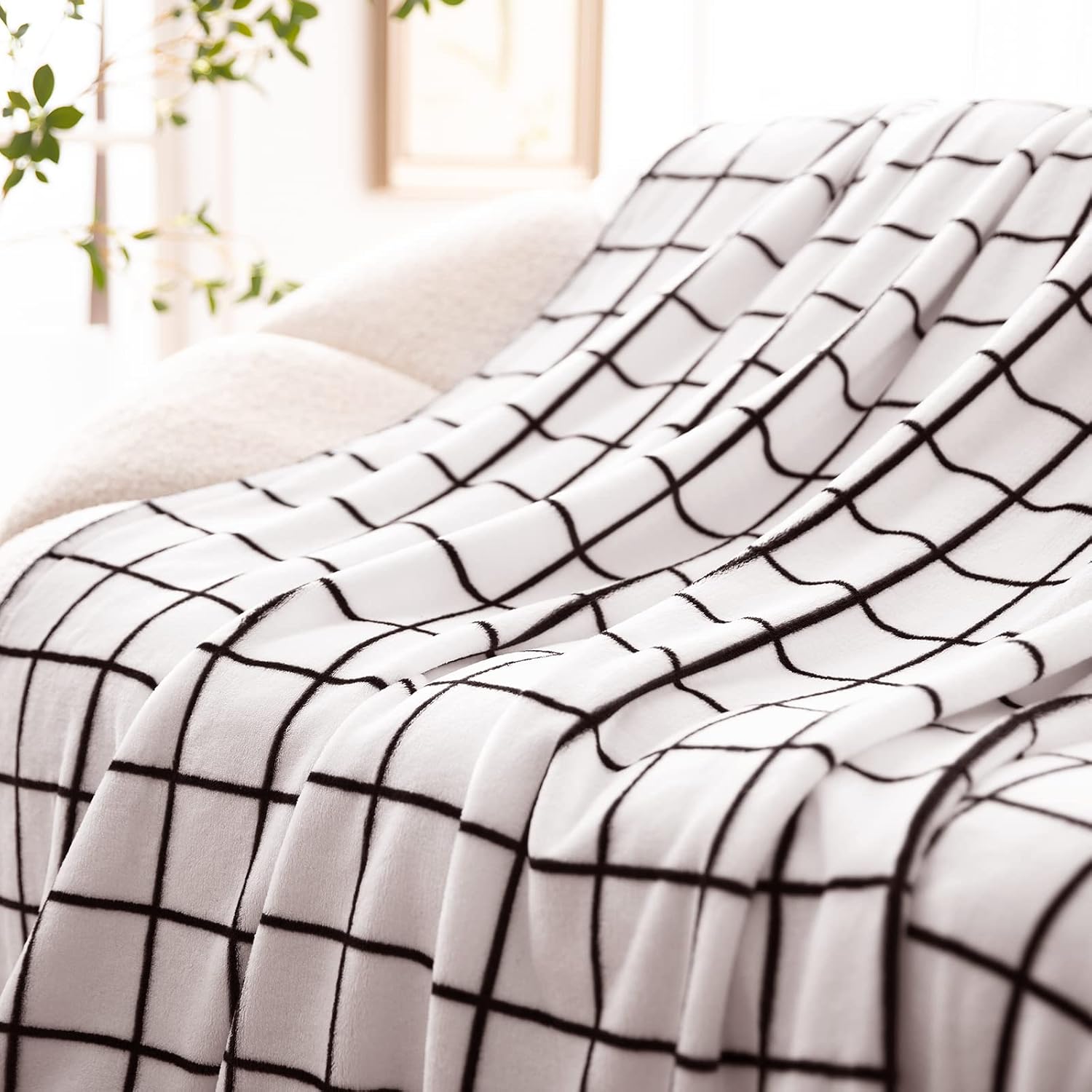 Bertte cobija de terciopelo, decorativa, franela supersuave, 50×60″, a cuadros blanco y negro. Acolchada, acogedora, cálida, liviana y duradera