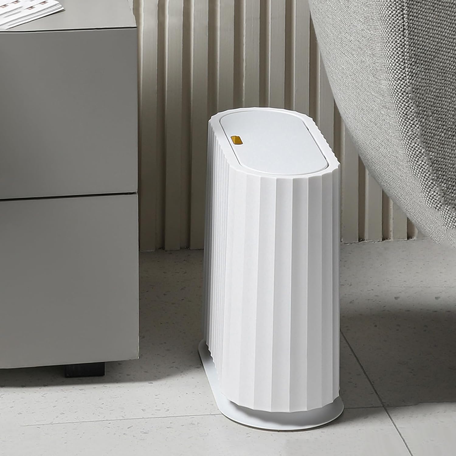 Aupekro Basurero de baño con tapa, bote de basura delgado de 2.6 galones con ruedas, papelera rectangular de plástico para sala de estar, cocina,