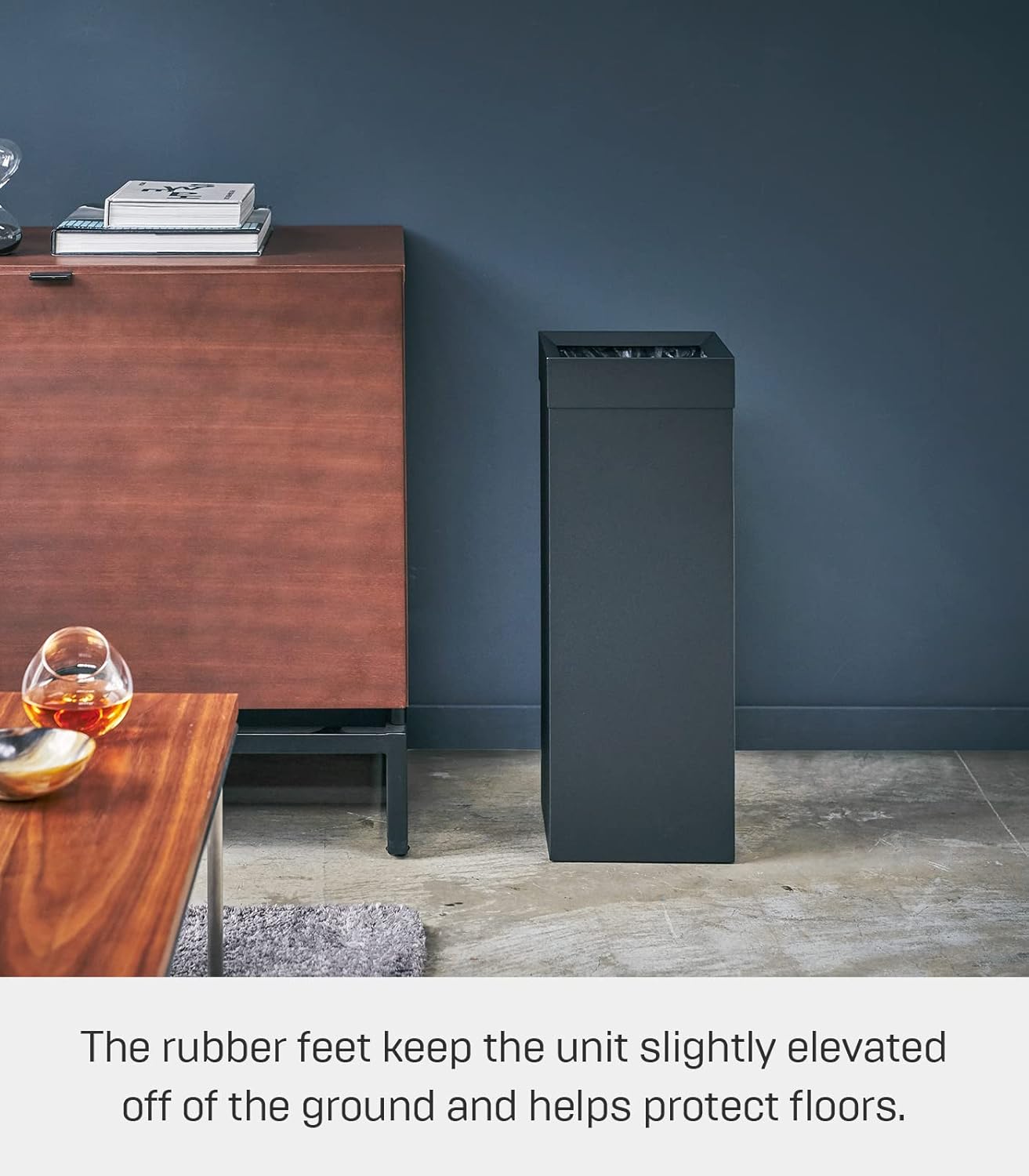 YAMAZAKI home 4489 – Cubo de basura alto moderno con asa, tamaño único, color negro