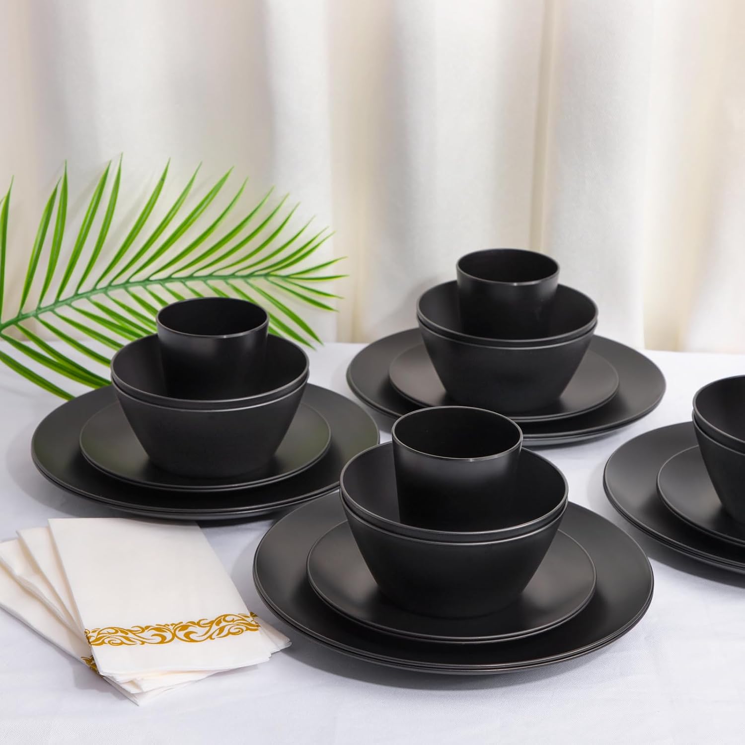 Supernal Juego de vajilla de plástico negro de 32 piezas con 25 servilletas de lino dorado, platos y cuencos para 8 personas, apto para microondas y