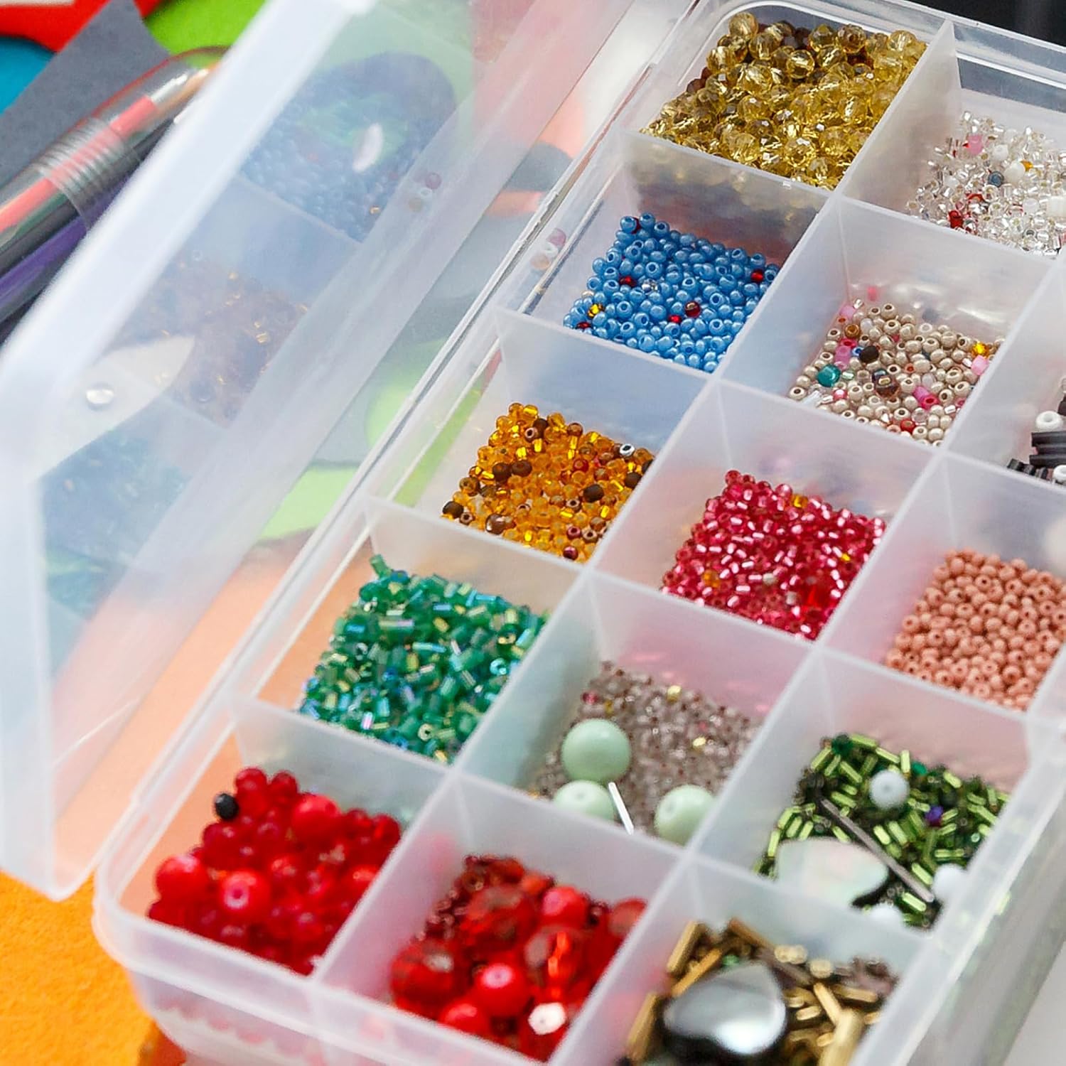 Paquete de 32 cajas de plástico organizador de joyas de 15 rejillas, caja organizadora de almacenamiento de cuentas de plástico de colores con