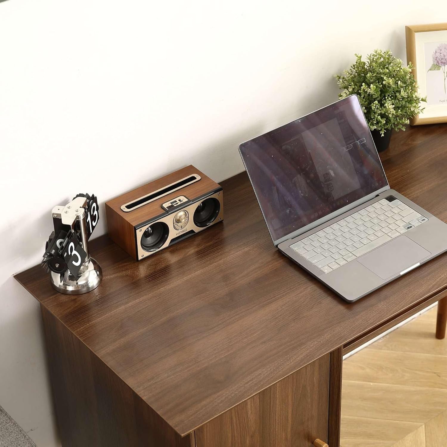 FRITHJILL Escritorio pequeño de 47.24 pulgadas con acabado moderno de nogal y patas de madera maciza, ideal para uso doméstico y oficina