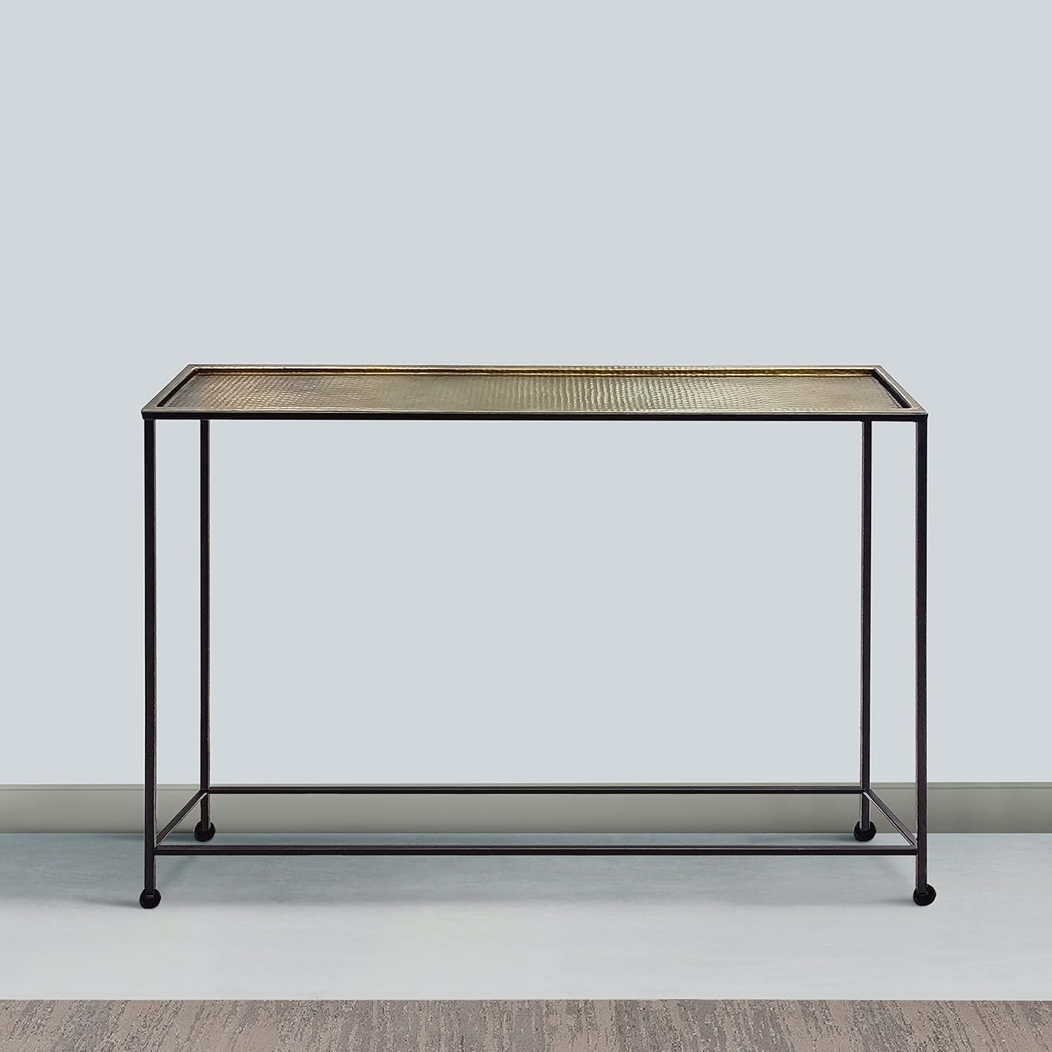 The Urban Port Aurelia – Mesa de sofá consola de 48 pulgadas, bandeja de bronce antiguo martillada artesanal, marco industrial de hierro negro