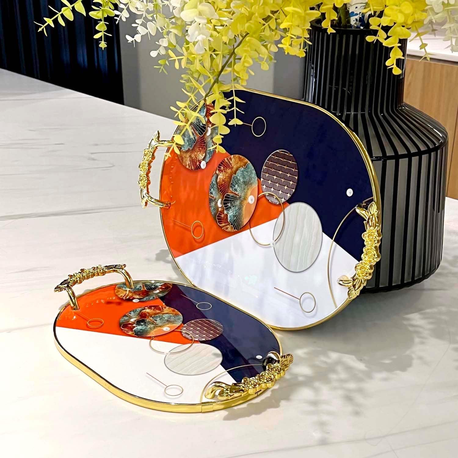 Zosenley Bandeja decorativa, juego de 2 bandejas de plástico con asas doradas, bandeja ovalada de tocador para baño, cocina, otomana y mesa de café