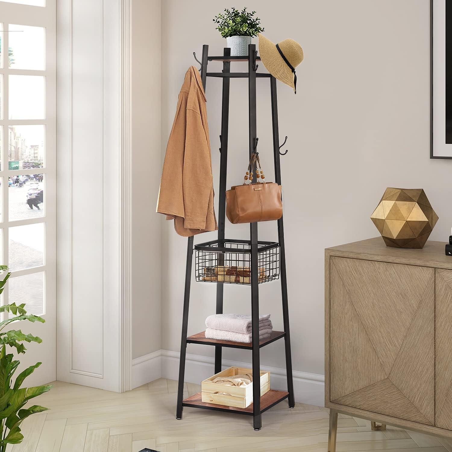 VECELO Perchero independiente, árbol de pasillo con cesta de metal y estantes de almacenamiento, perchero industrial con 8 ganchos para colgar