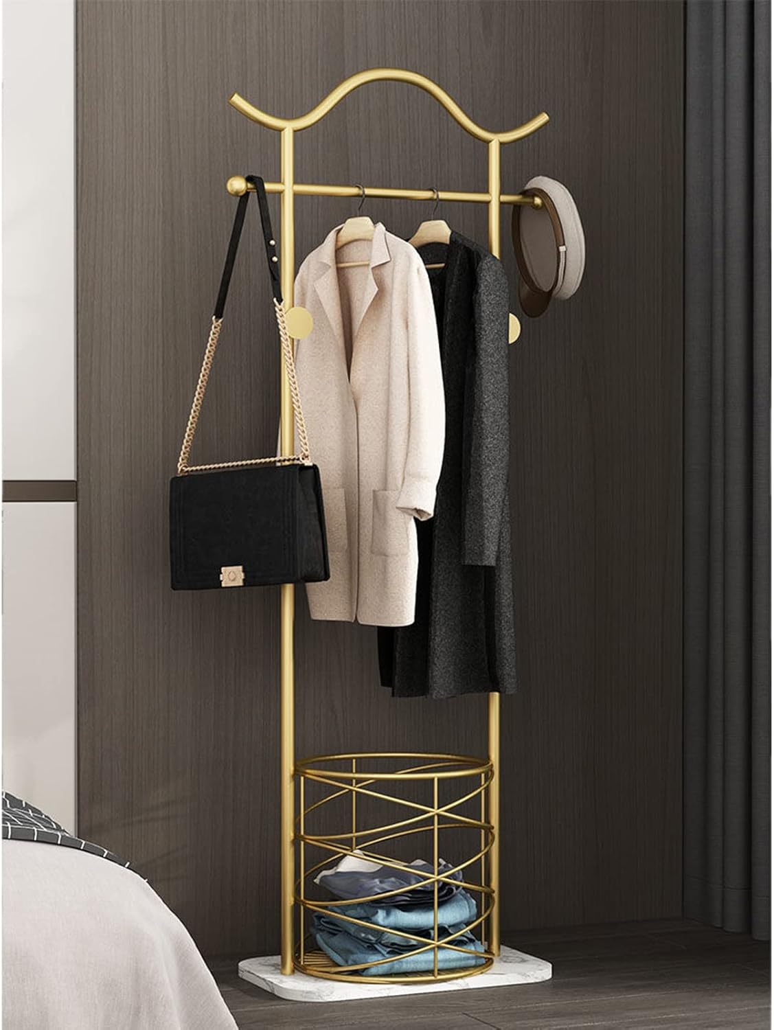 Perchero dorado con cesta de almacenamiento, base de mármol resistente y estable, soporte de exhibición de tienda de ropa para organización y ropa