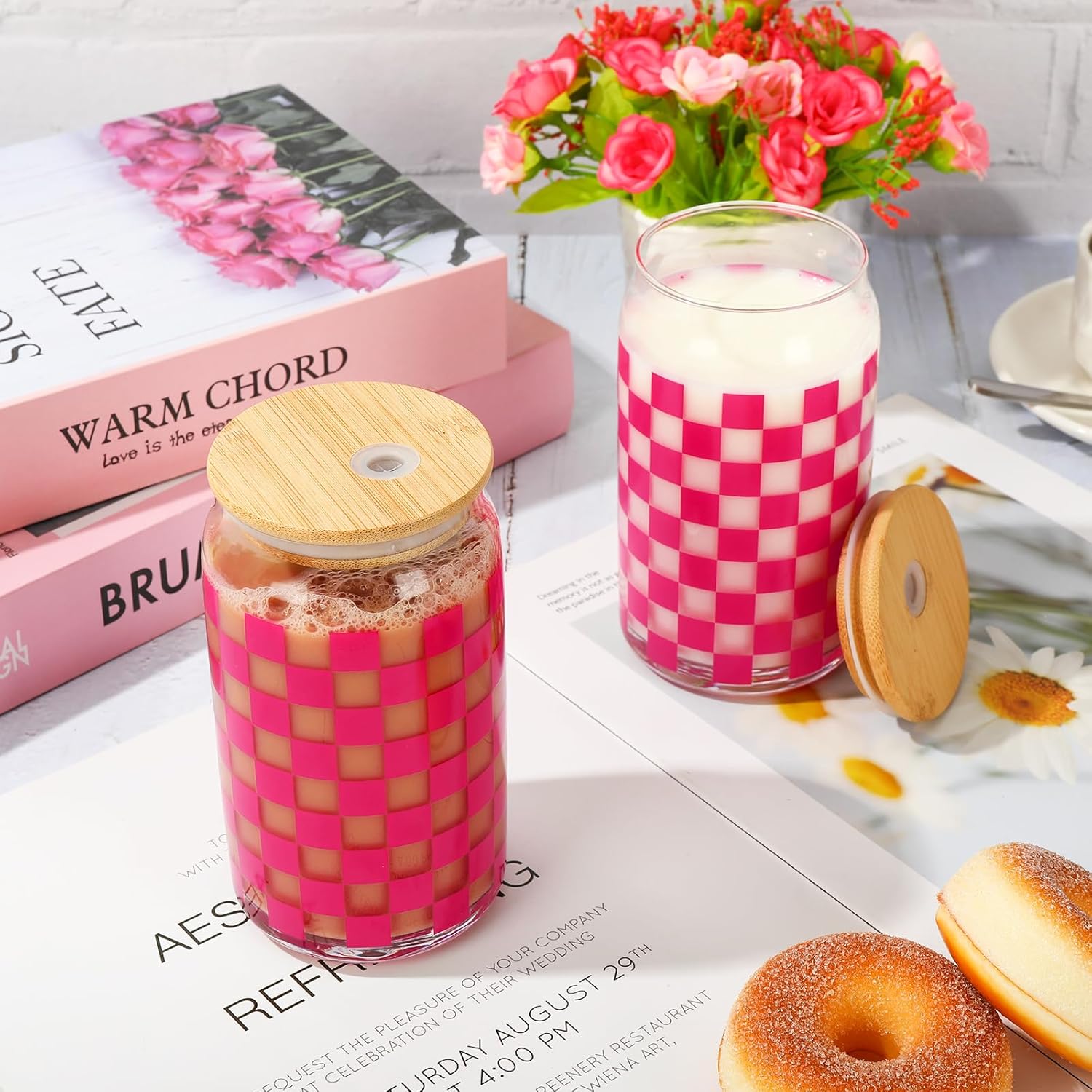 Whaline Paquete de 2 vasos a cuadros de 16 onzas, vasos a cuadros rosados, taza de café helado a cuadros con tapa de bambú, popote de vidrio para
