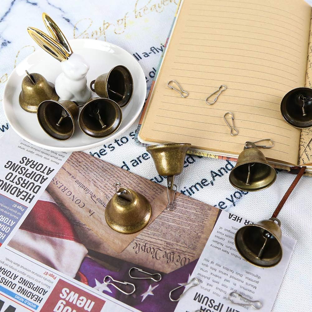 BigOtters Campanas de manualidades, 16 cascabeles de bronce vintage (1.7 x 1.5 pulgadas) con ganchos de resorte para colgar para campanillas de