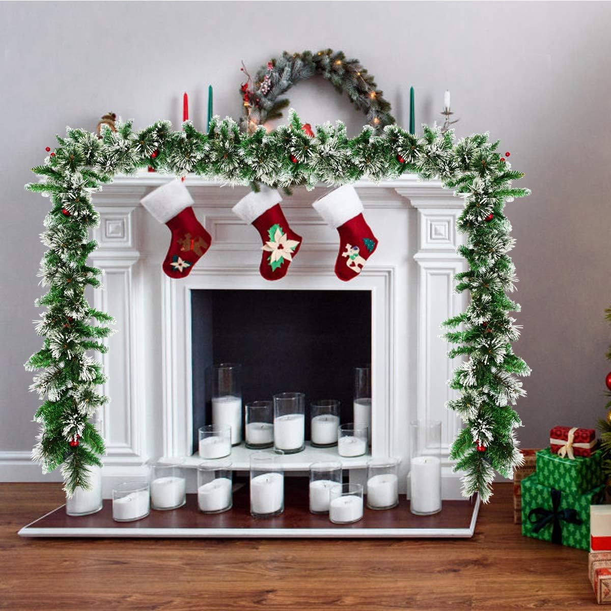 Goplus Guirnalda de Navidad preiluminada de 9 pies, ratán de pino artificial de Navidad con temporizador, 50 luces LED y bayas rojas, ideal para