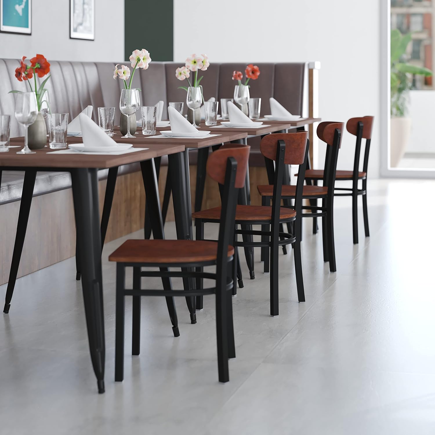 Flash Furniture Wright – Silla de comedor de grado comercial, asiento de madera maciza con acabado de nogal y respaldo de boomerang, 500 libras de