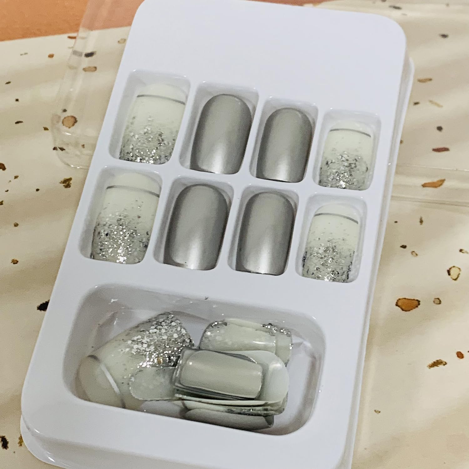 24 uñas postizas cuadradas de color plateado brillante, de cobertura completa, con diseños de purpurina plateada, uñas postizas acrílicas con