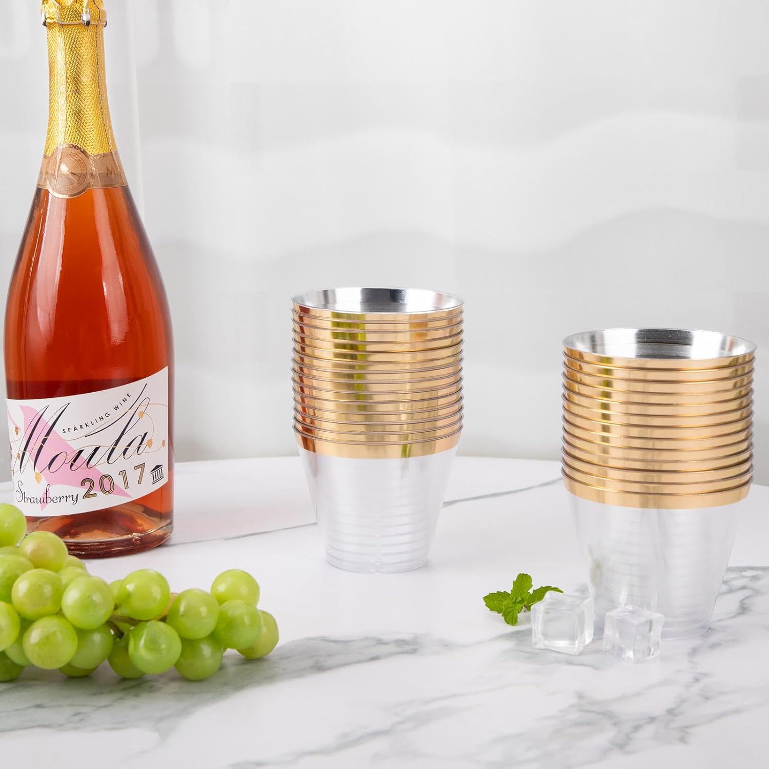 Nervure 100 platos de plástico rosa malva con borde dorado y 240 vasos de plástico dorados