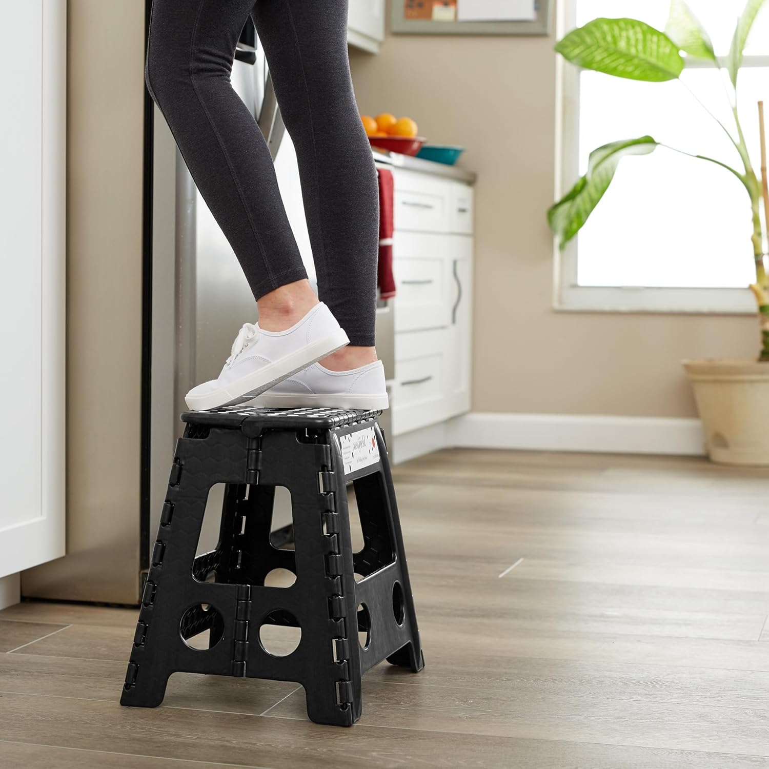 Casafield Taburete plegable de 16 pulgadas con asa, negro, portátil, plegable, pequeño taburete de plástico para adultos, uso en la cocina, baño y