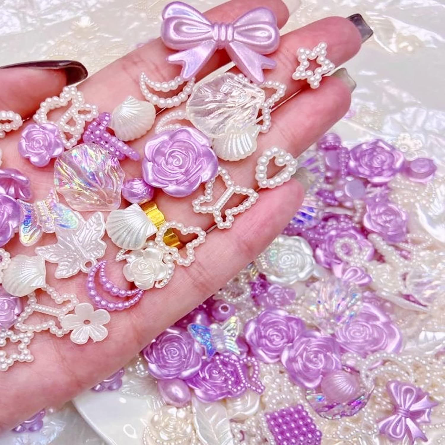 250 cuentas de resina 3D con parte trasera plana, lazos de flores de resina de color morado y blanco, cuentas de mariposa con cuentas de perlas