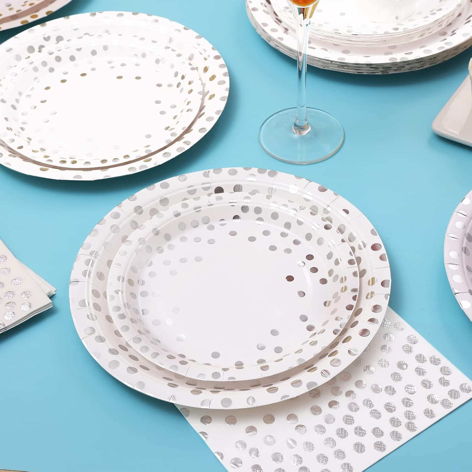 Platos y servilletas de papel plateado, platos de plata desechables, platos de fiesta plateados para 24, 168 piezas de decoraciones de fiesta