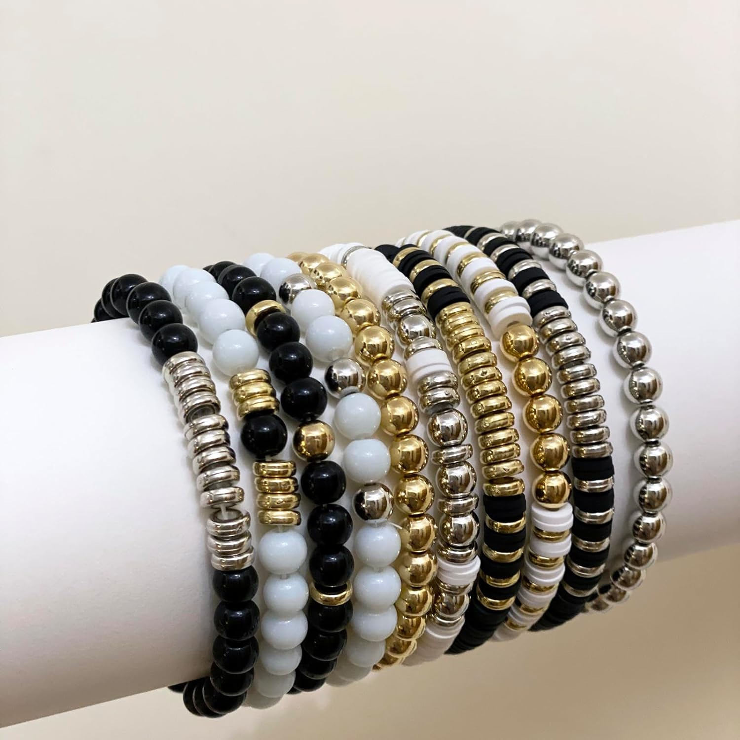 2420 cuentas de arcilla para fabricación de joyas de 0.236 pulgadas (0.236 in), color blanco y negro, oro y plata, cuentas Heishi espaciadoras para