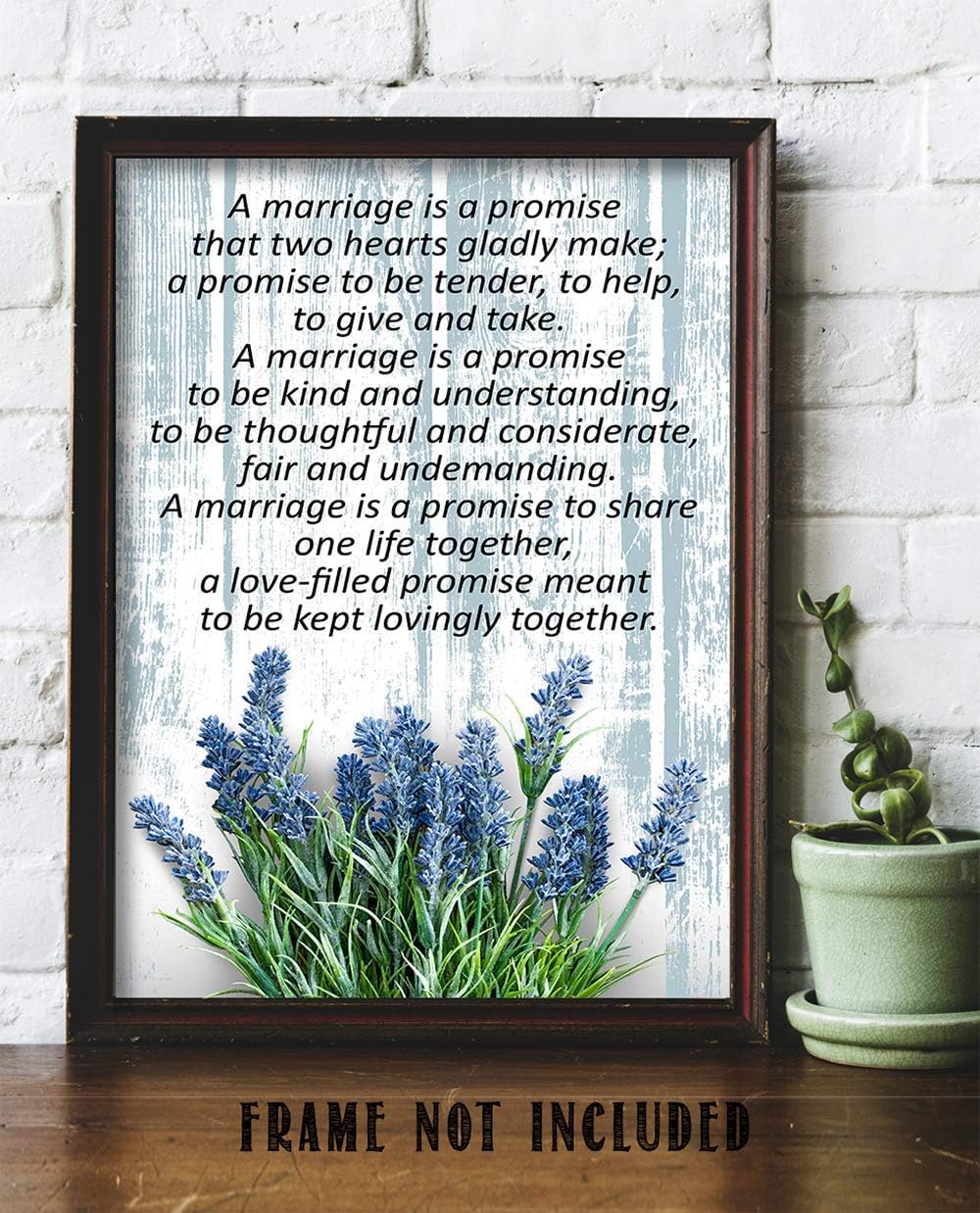 Romántico, con texto en inglés “A Marriage is a Promise.” Staying Together, aspecto vintage de madera con flores de lavanda azules y palabras