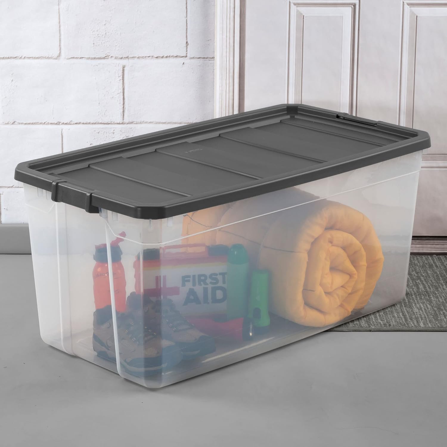 Sterilite Contenedor modular de plástico transparente de 200 cuartos de galón con tapa de pestillo, base transparente y superficie texturizada de