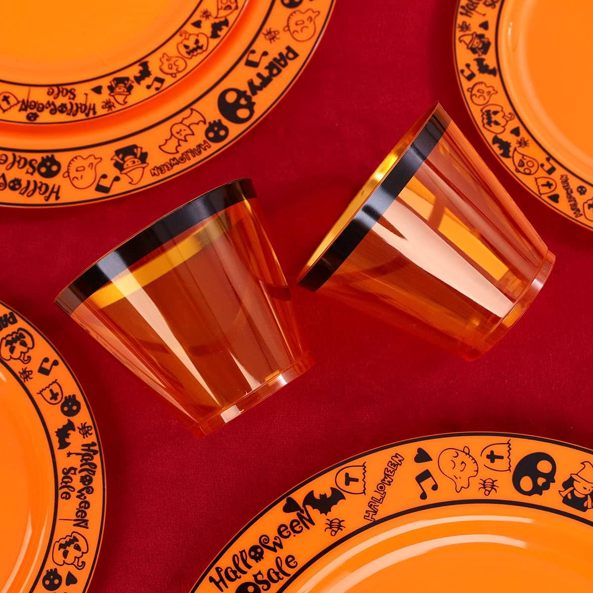 Hioasis 150 platos de plástico de Halloween y platos de plástico naranja con patrón de Halloween negro para 25 invitados, cubiertos de plástico
