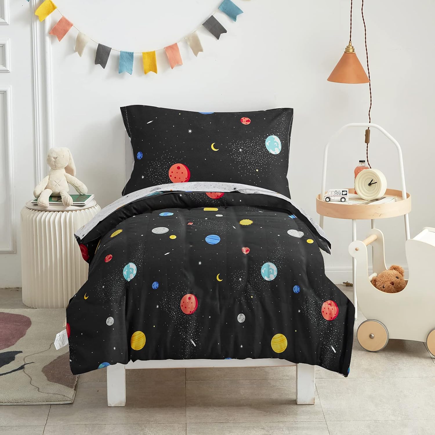 UOZZI BEDDING Juego de ropa de cama de 4 piezas para niños pequeños, estilo espacial negro con estrellas y planetas, color negro, lindo incluye