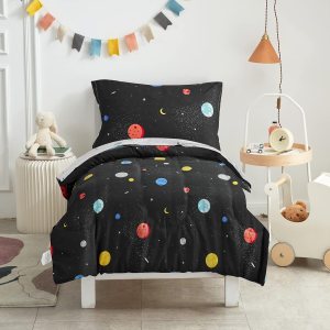 UOZZI BEDDING Juego de ropa de cama de 4 piezas para niños pequeños, estilo espacial negro con estrellas y planetas, color negro, lindo incluye UOZZI BEDDING Juego de ropa de cama de 4 piezas para niños pequeños, estilo espacial negro con estrellas y planetas, color negro, lindo incluye