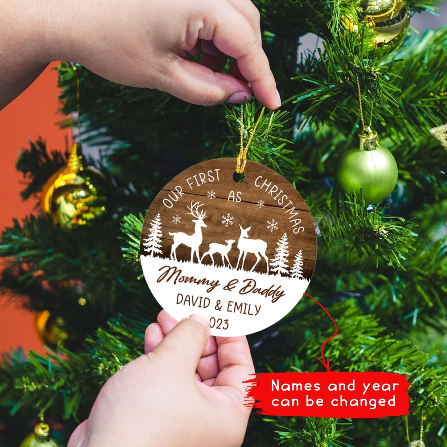 Adorno de ciervo con texto en inglés Our First Christmas As Mommy & Daddy 2023, adorno personalizado para árbol de Navidad de primera Navidad como