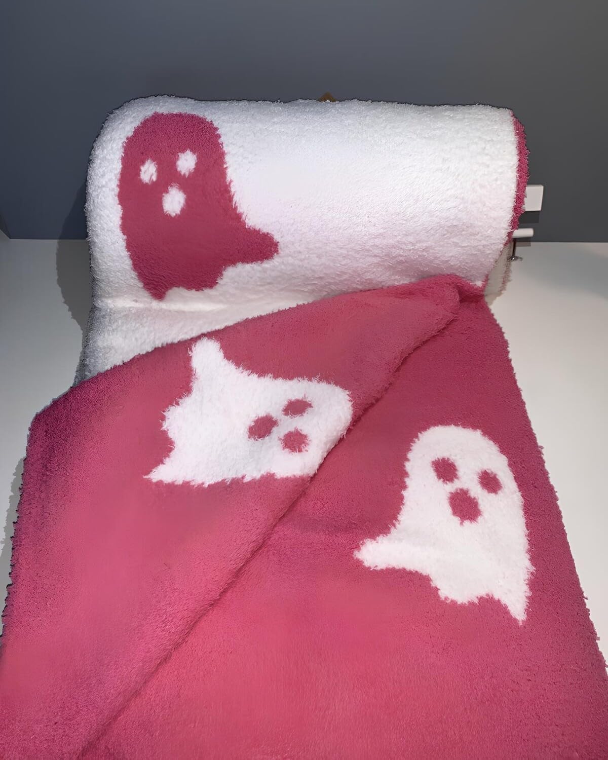Bonita manta de fantasma rosa de Halloween súper afelpada y suave, manta de Halloween rosa para sofá, cama, manta de fantasma reversible de franela