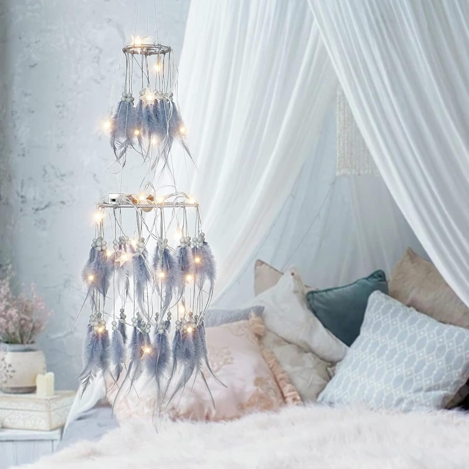Dremisland Atrapasueños de plumas blancas de doble círculo con luces LED móviles, adornos para colgar en la pared, decoración de techo para