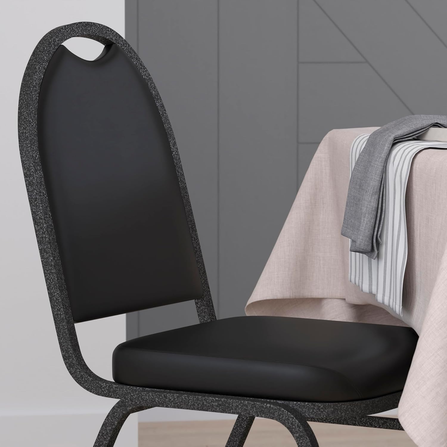 BizChair Hercules – Juego de 4 sillas apilables de grado comercial de 500 libras de capacidad, tapicería de vinilo negro, marcos de metal de vena