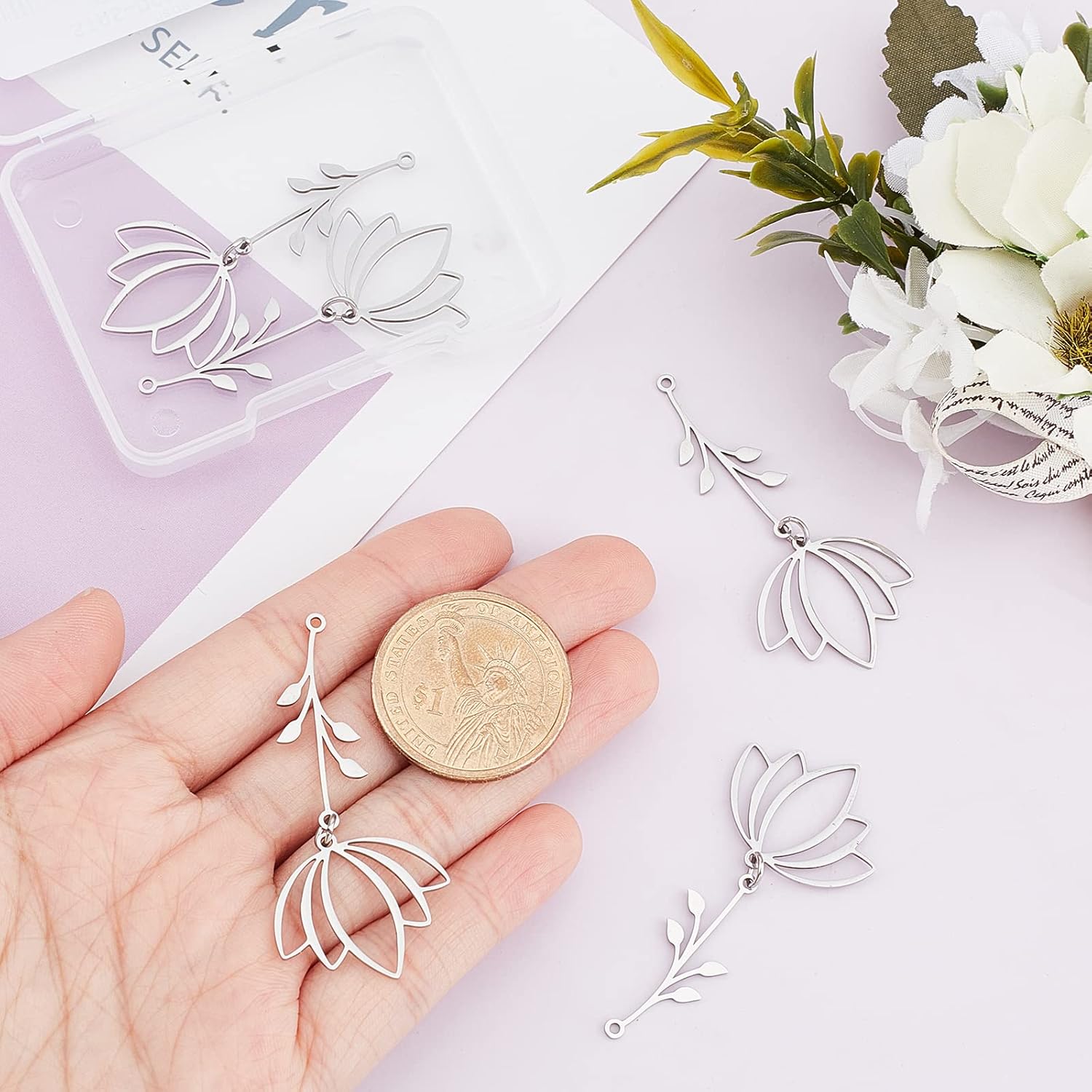 DICOSMETIC 5 dijes de flores de loto huecos de acero inoxidable con anillos de salto, colgantes de flores cortadas con láser, dijes de plantas para