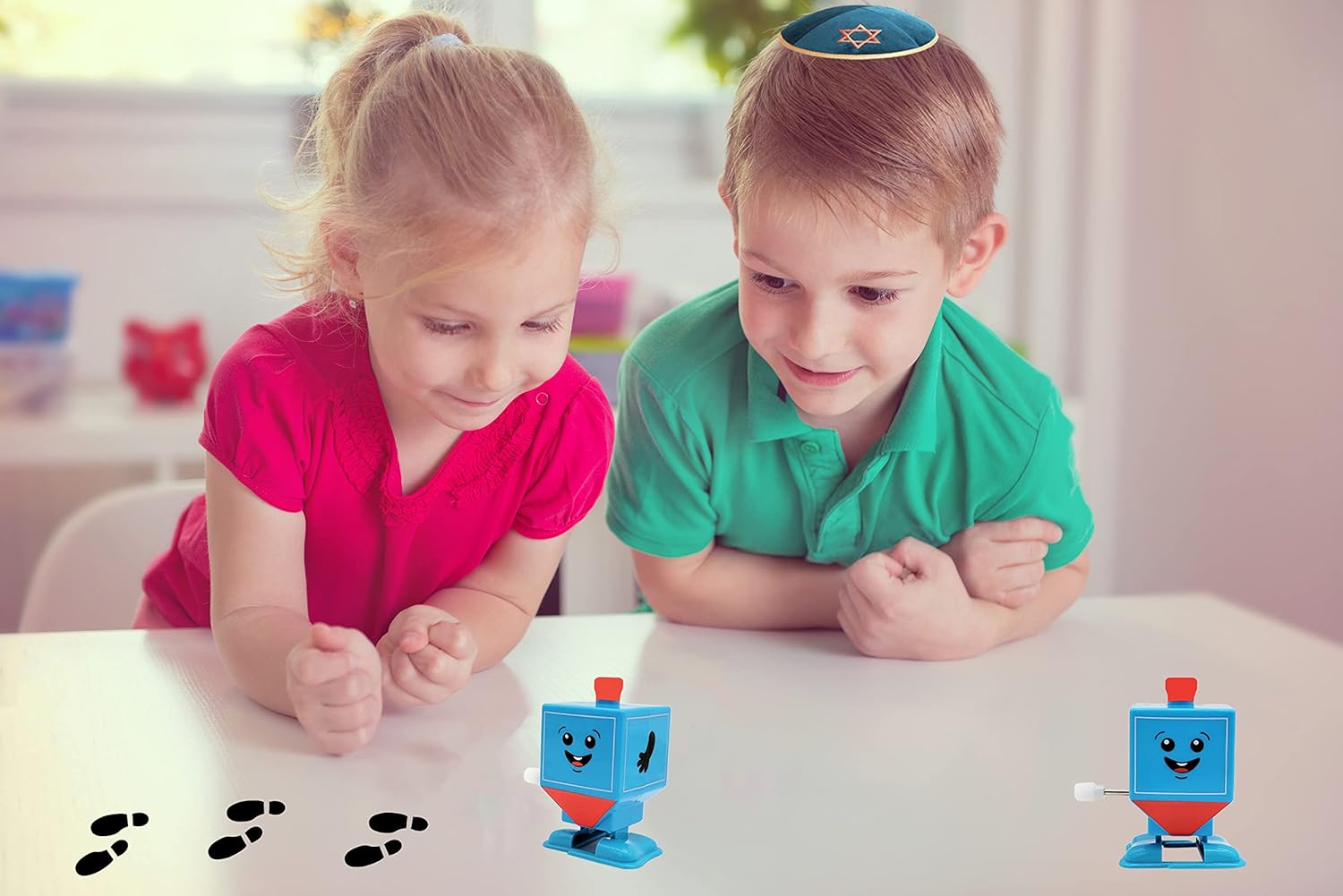 The Dreidel Company Hanukkah Wind-Up Walking Dreidel, sabores de fiesta de cumpleaños, juguetes novedosos para niños y niñas (paquete de 3)