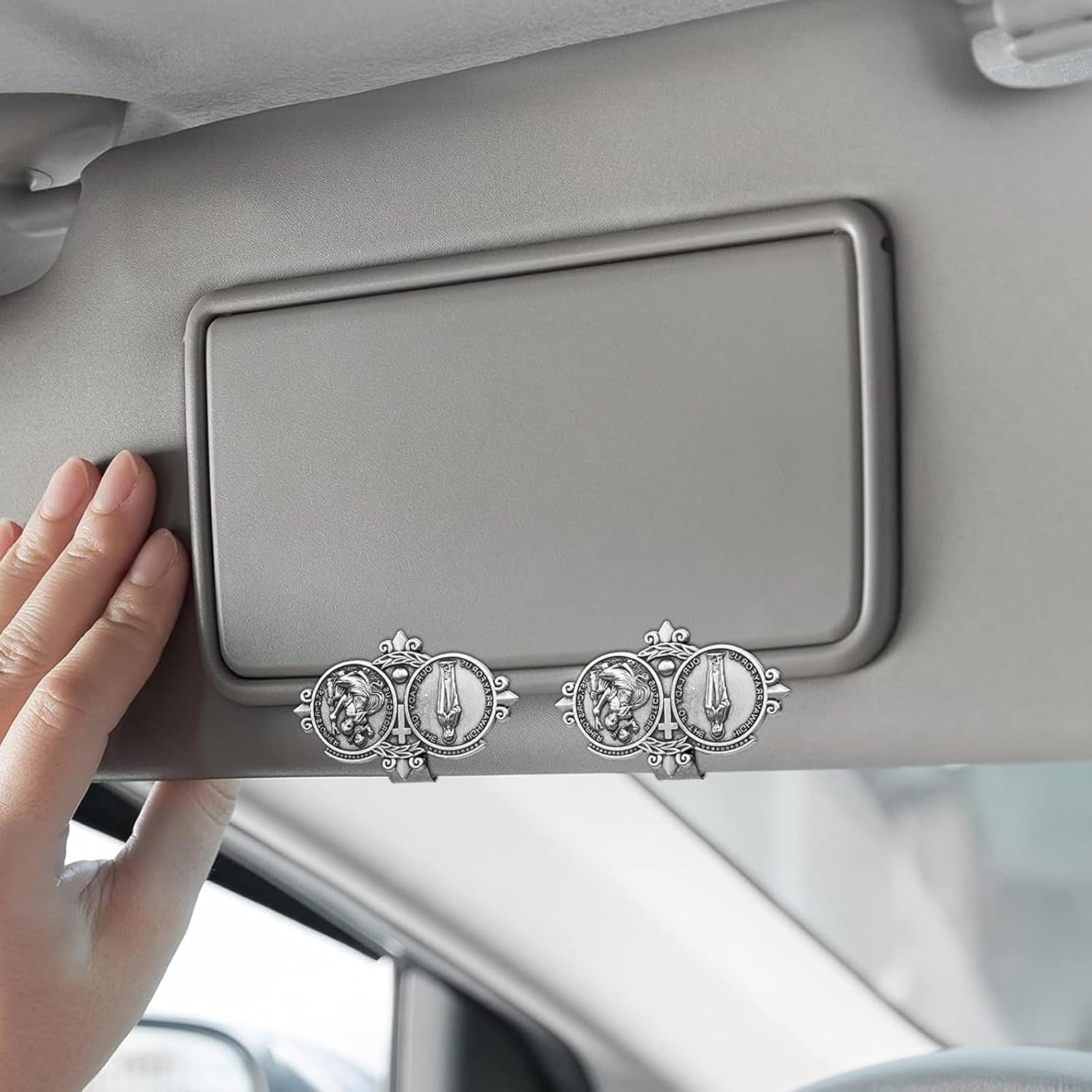 QODOLSI 4 clips para visera de automóvil con San Cristóbal, decoración metálica para visera de vehículo de Nuestra Señora de la Autopista,