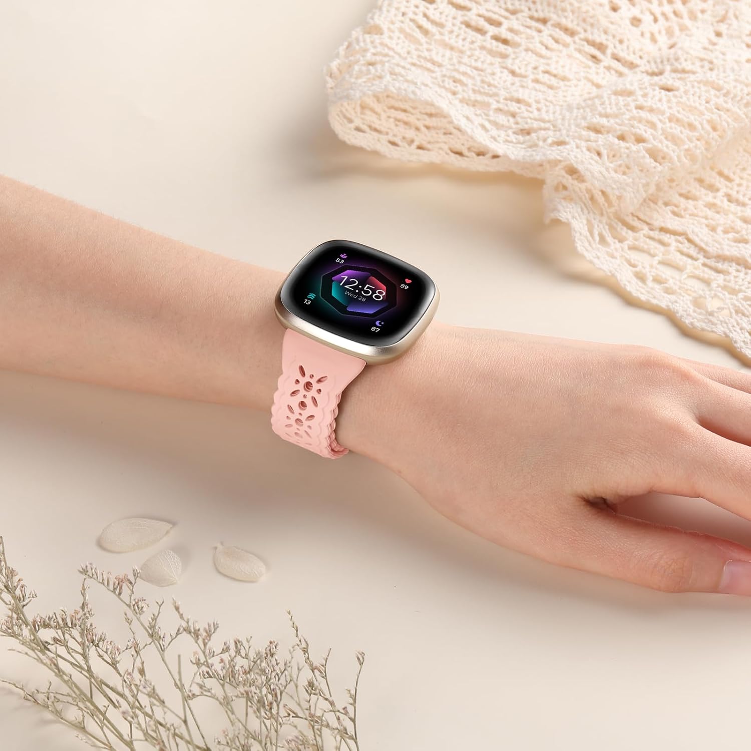 Dirrelo Paquete de 4 correas de silicona de encaje compatibles con Fitbit SenseFitbit Versa 3 bandas mujeresFitbit Versa 4 bandasSense 2 bandas,