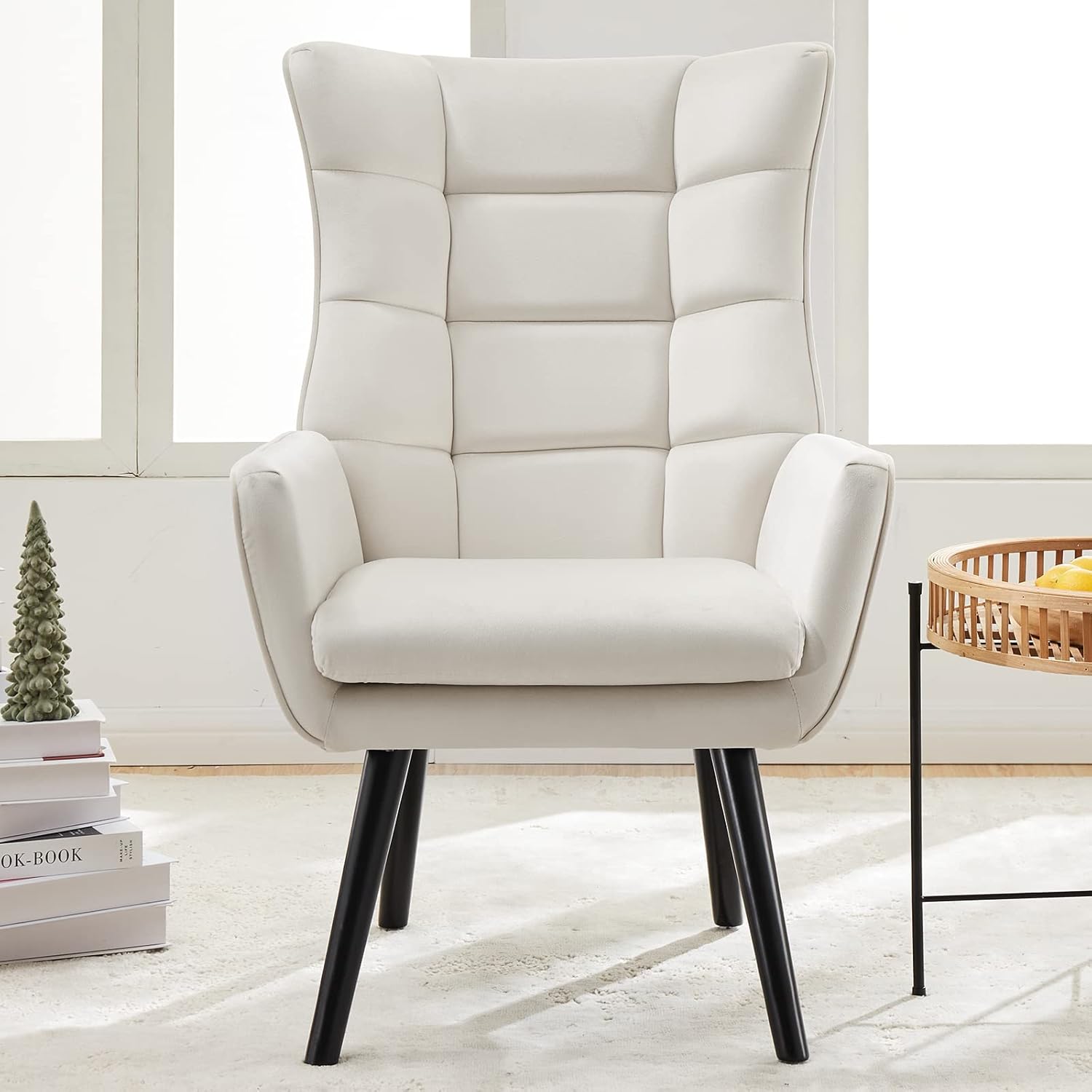 Silla decorativa color blanco crema, silla de terciopelo con respaldo de ala, a cuadros, cómoda silla copetuda con patas de madera, sofá individual