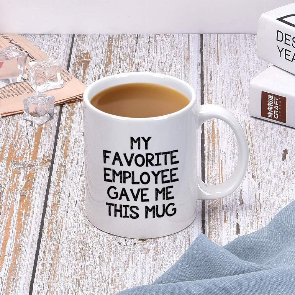 Divertida taza de café de oficina con texto en inglés My Favorite Employee Gave Me This Mug  Regalo de oficina de broma para jefe  Regalos únicos de