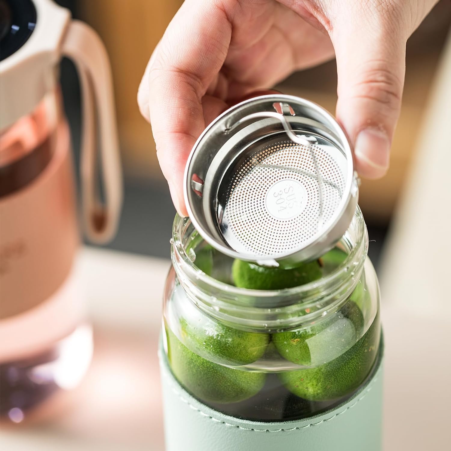 Botella de té de vidrio de 16 onzas con funda antideslizante e infusor de té inoxidable, tapa a prueba de fugas, botella de agua de vidrio portátil