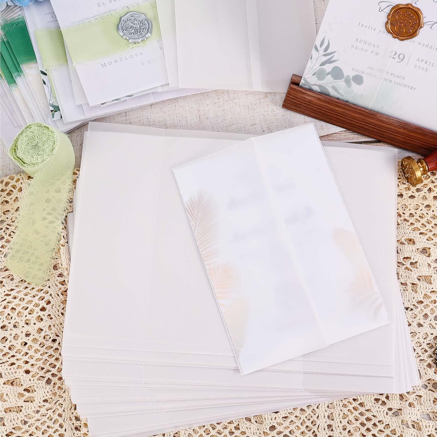 Paquete de 32 chaquetas de vellum preplegadas para invitaciones de 5 x 7, invitaciones de papel vitela Ayfjovs de 5 x 7, papel de invitación de boda