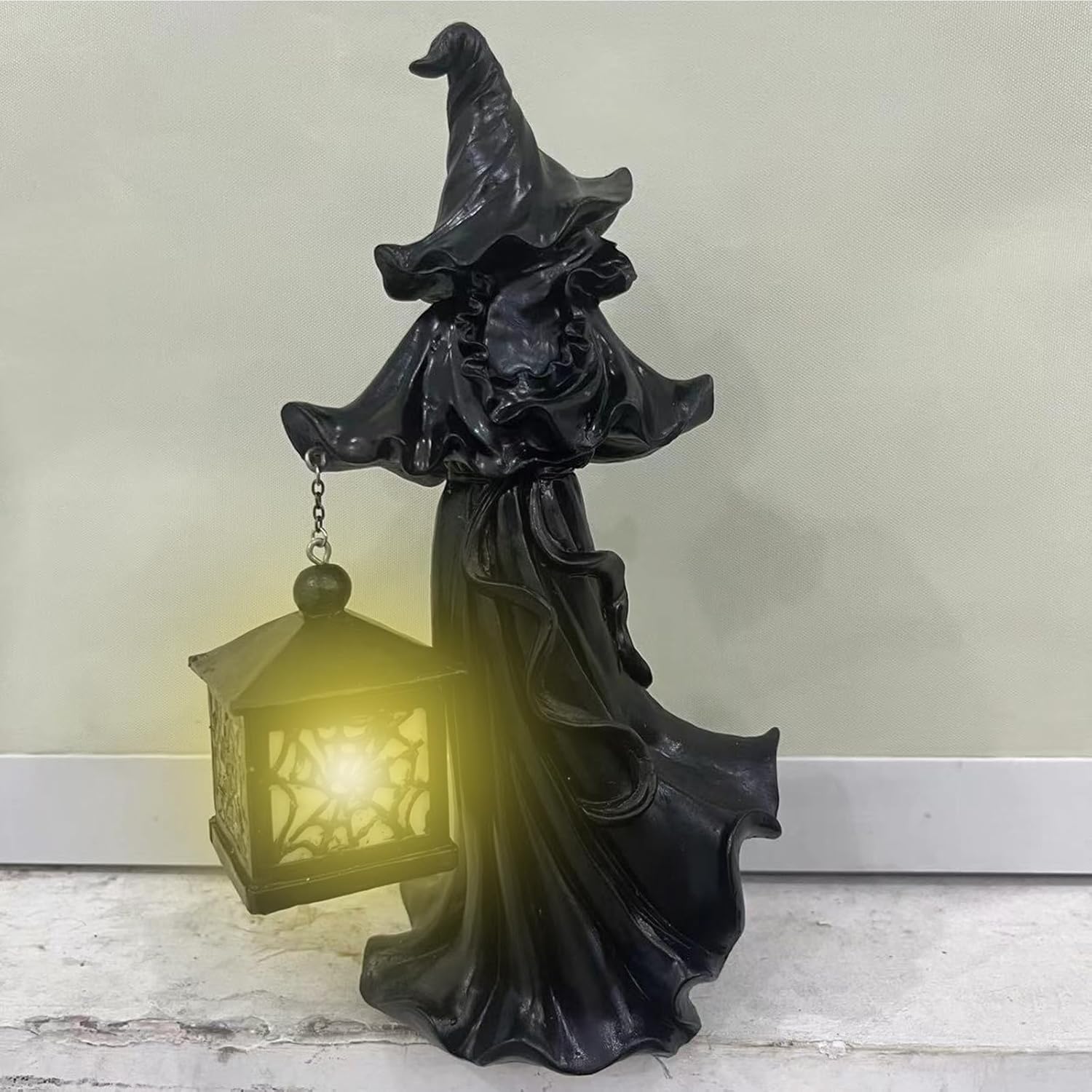 Bruja de Halloween 2023 con decoración de linterna LED, elegante figura de bruja de resina negra, mensajero del infierno aterrador con linterna,