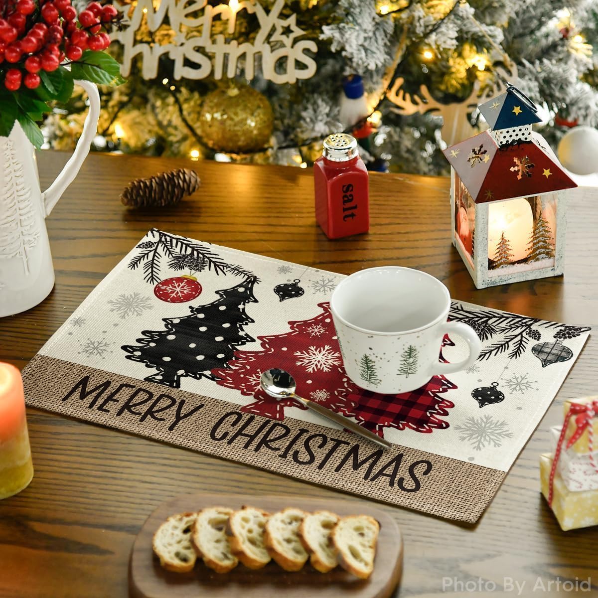 Artoid Mode Juego de 4 manteles individuales de Navidad con diseño de bolas de pino rojo, 12 x 18 pulgadas, para decoración de fiestas, cocina,