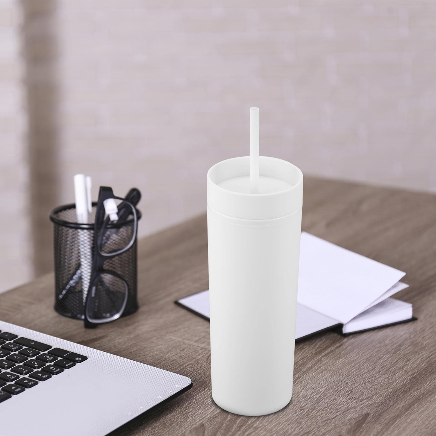 MEWAY Paquete de 4 vasos delgados de 20 onzas de acrílico de doble pared con tapa y popote, vasos de plástico reutilizables de color pastel mate con